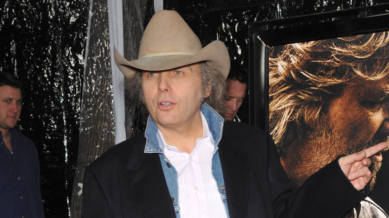 Dwight Yoakam pointant du doigt