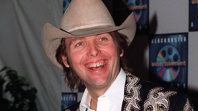 Dwight Yoakam souriant