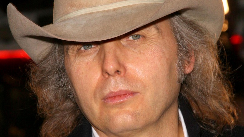 Dwight Yoakam a l'air sérieux