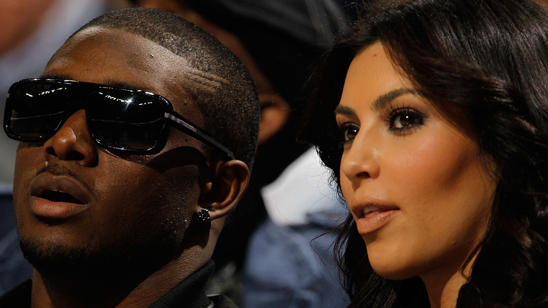 Reggie Bush et Kim Kardashian regardent un événement