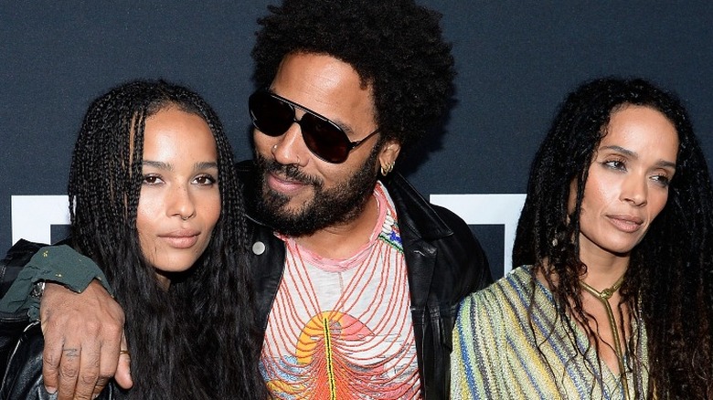 Lisa Bonet avec Lenny et Zoë Kravitz, tous posant