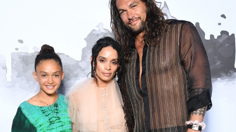 Jason Momoa et Lisa Bonet avec leur fille souriante