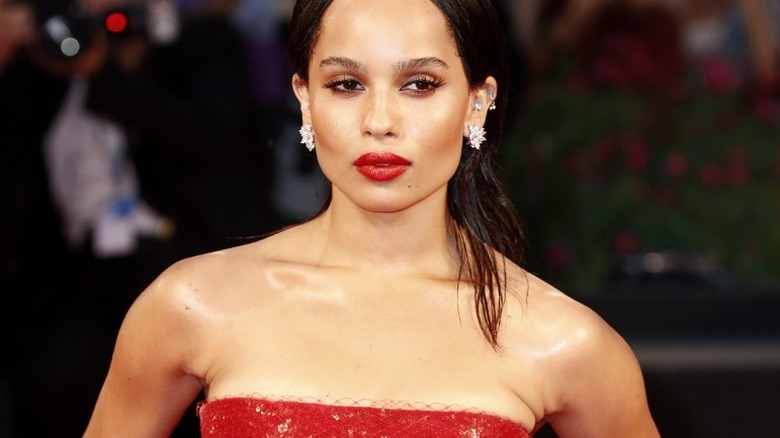 Zoë Kravitz sourit