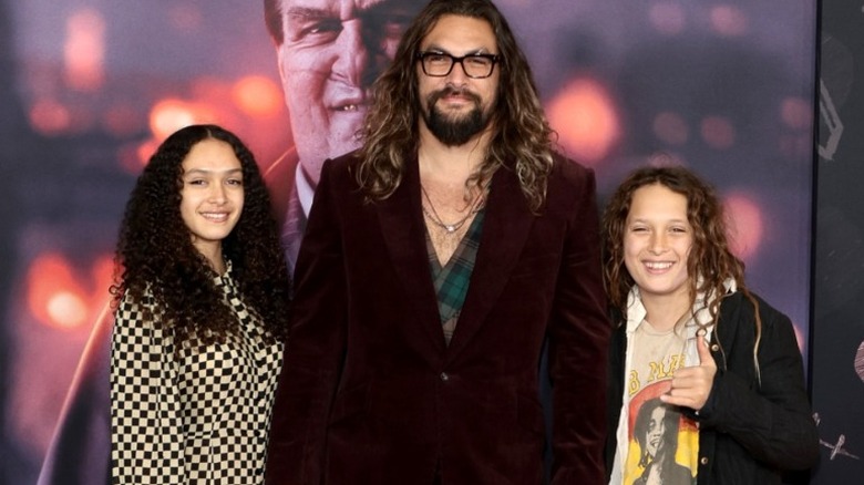 Jason Momoa avec ses enfants, souriant