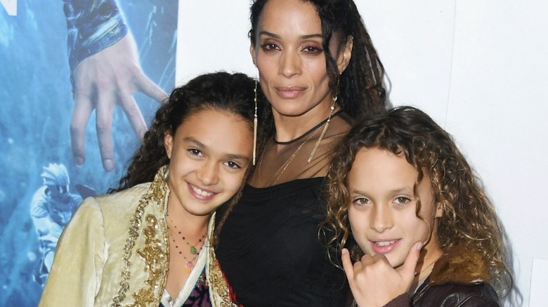 Lisa Bonet et ses plus jeunes enfants, posant