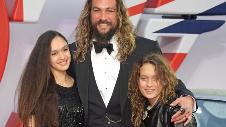 Jason Momoa souriant avec ses enfants