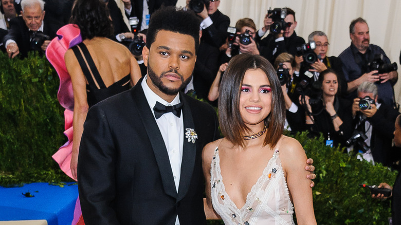 The Weeknd avec un bras autour de Selena Gomez