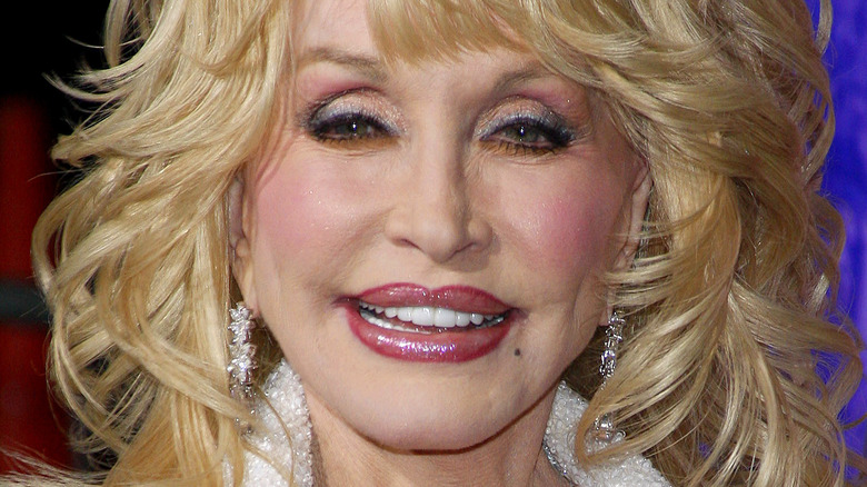 Dolly Parton donne des indices sur un biopic à venir