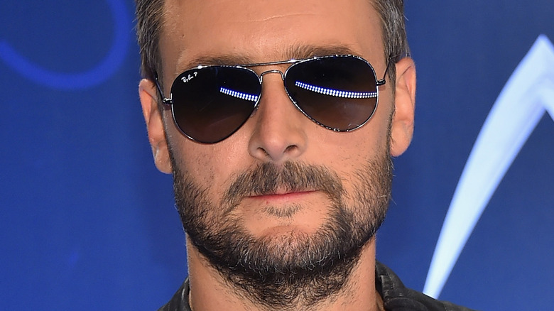 L’étrange raison d’Eric Church pour annuler son concert le met dans l’eau chaude