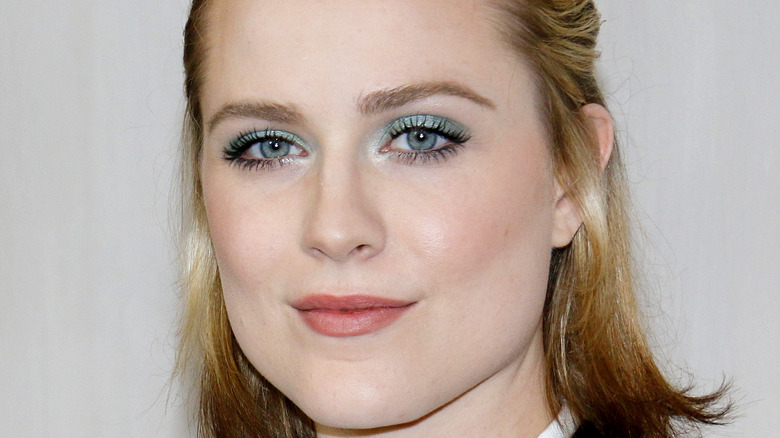 Evan Rachel Wood a des fans qui font une double prise avec son interprétation de Madonna