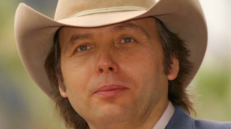 Voici combien vaut vraiment Dwight Yoakam