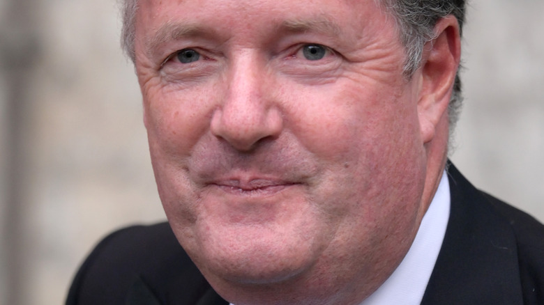 Piers Morgan avec une expression neutre