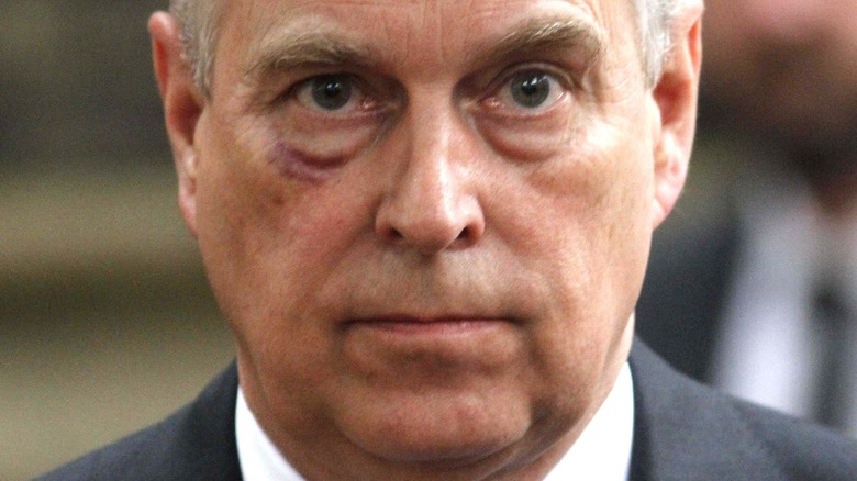 Le prince Andrew grimace lors d'un événement public