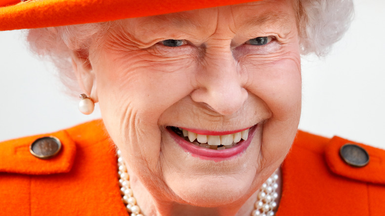 La reine Elizabeth fait un grand sourire