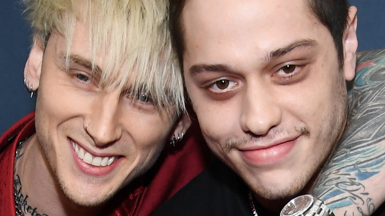 Machine Gun Kelly prouve que sa relation avec Pete Davidson est plus forte que jamais