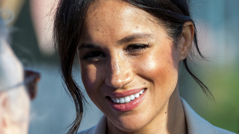 Meghan Markle regarde vers le bas