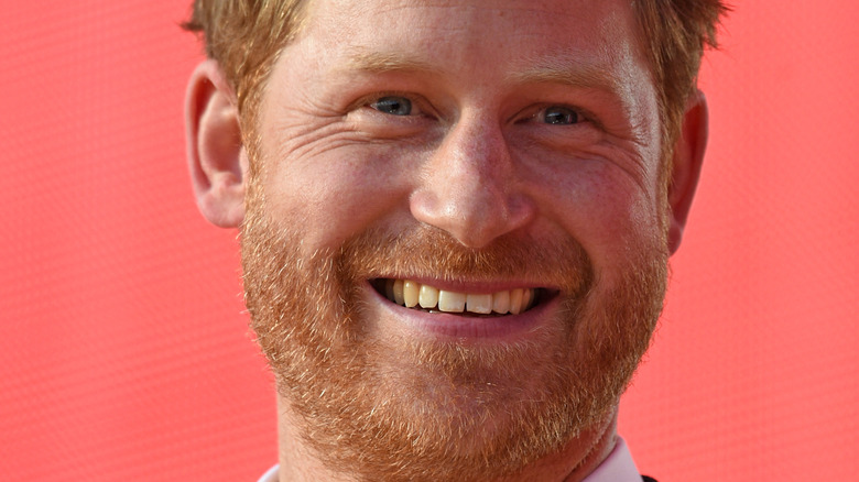 La dernière apparition inattendue du prince Harry amène les fans à poser tant de questions