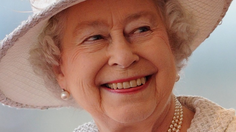 La reine Elizabeth II sourit