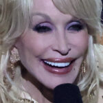 La grosse erreur que Dolly Parton a faite aux ACM Awards 2022 fait parler tout le monde