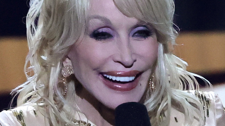 La grosse erreur que Dolly Parton a faite aux ACM Awards 2022 fait parler tout le monde