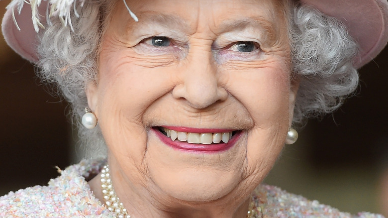 La reine Elizabeth II sourit