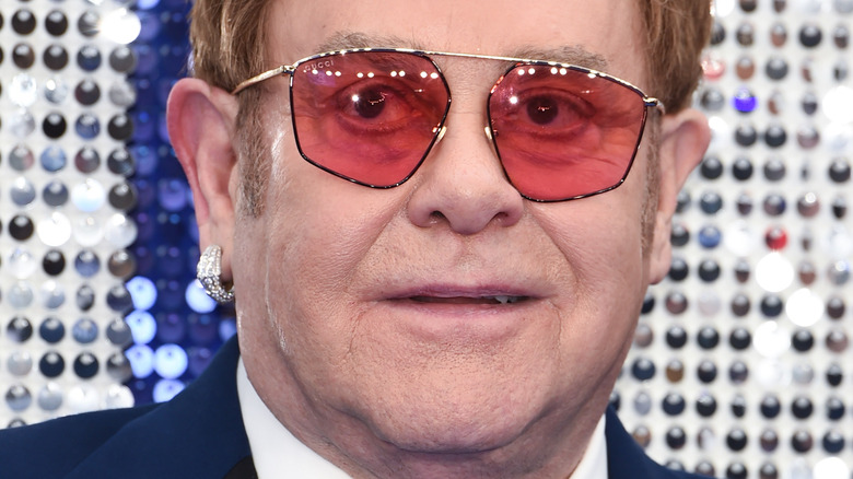 La vraie raison pour laquelle Elton John porte toujours des lunettes