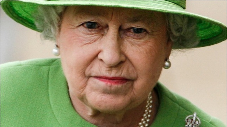 La reine Elizabeth fronçant les sourcils