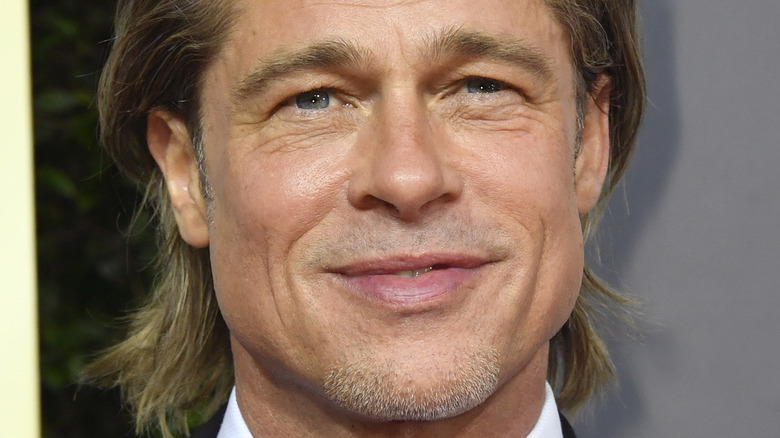 Brad Pitt souriant en smoking