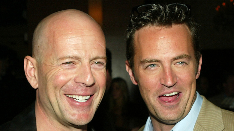 Bruce Willis et Matthew Perry avec de grands sourires