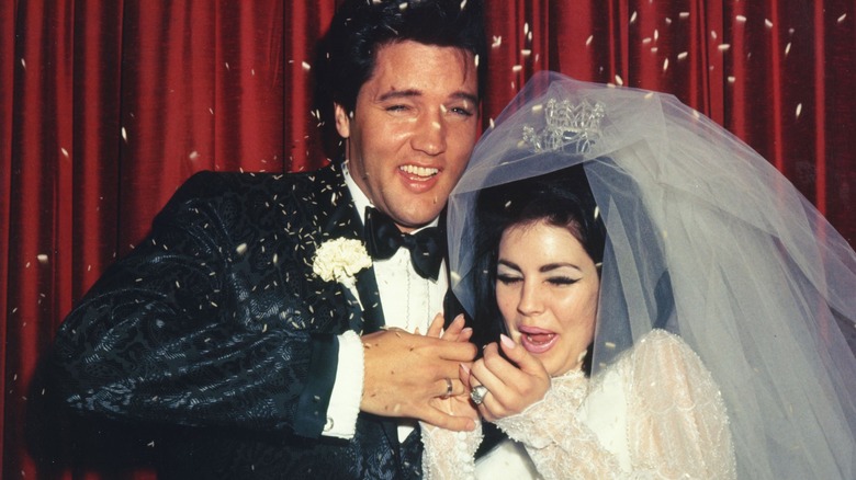 Elvis Priscilla Presley riant des confettis du jour du mariage