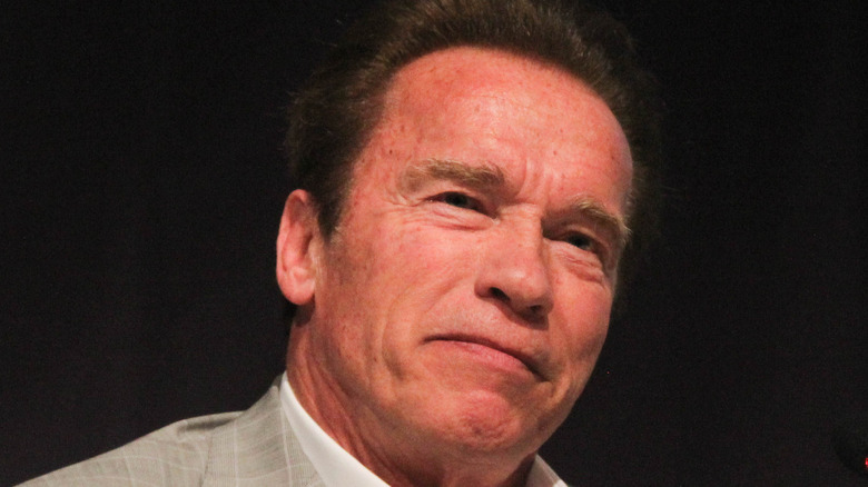 Arnold Schwarzenegger rasé de près