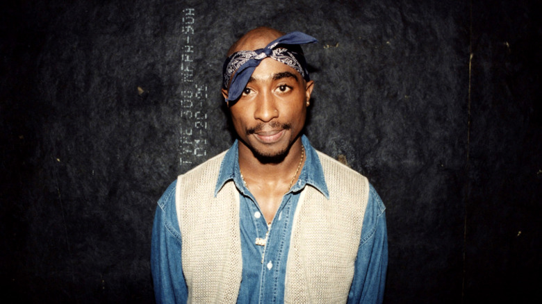 Tupac Shakur posant