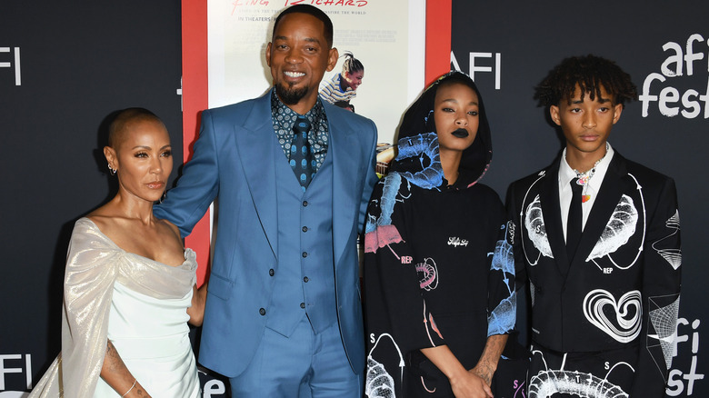 Jada Pinkett Smith posant avec Will Smith, Willow Smith et Jaden Smith sur le tapis rouge