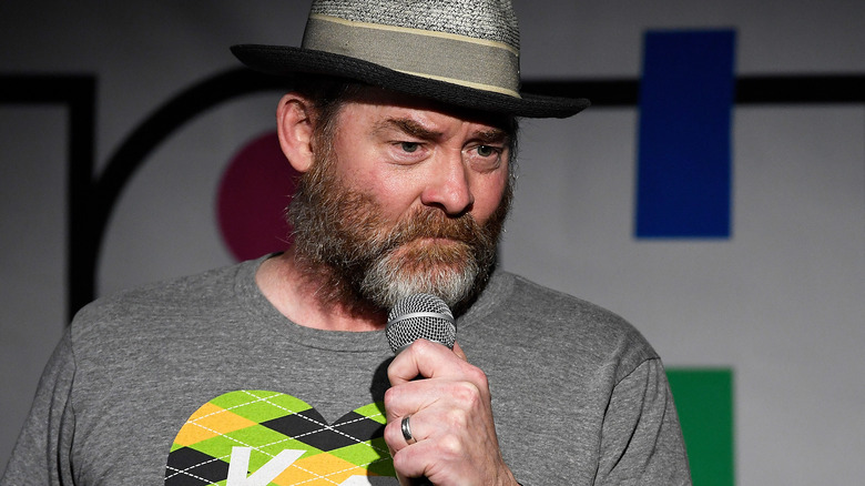 David Koechner sur scène avec un microphone