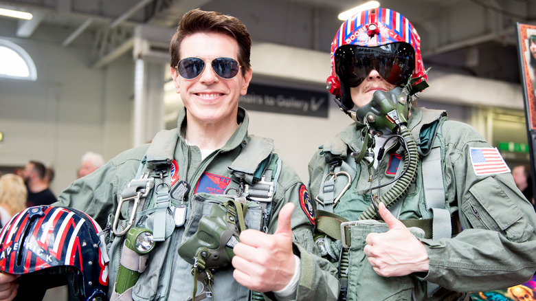 Tom Cruise déguisé en franc-tireur top gun avec cosplayer