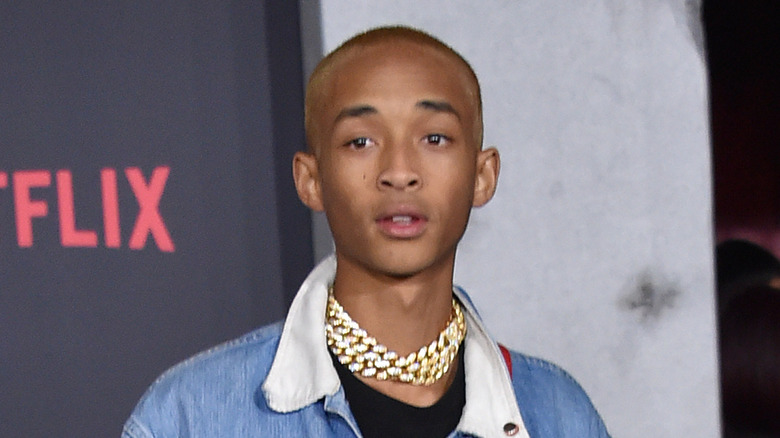 Jaden Smith portant des chaînes en or 