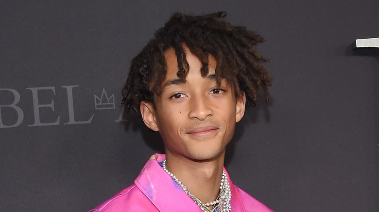 Jaden Smith porte des colliers de perles 