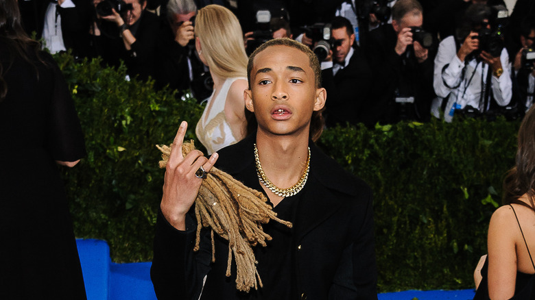 Jaden Smith tient ses dreadlocks