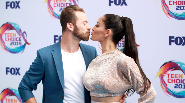 Artem Chigvintsev et Nikki Bella s'embrassent