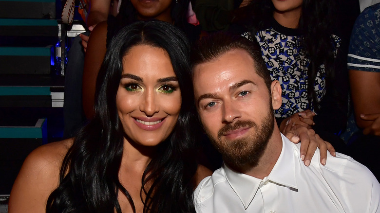 Nikki Bella et Artem Chigvintsev sourient