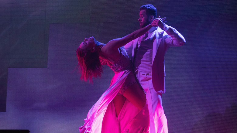 Sharna Burgess et Artem Chigvintsev dansent sur scène