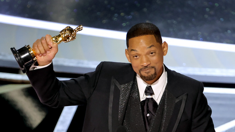 Will Smith tenant l'Oscar