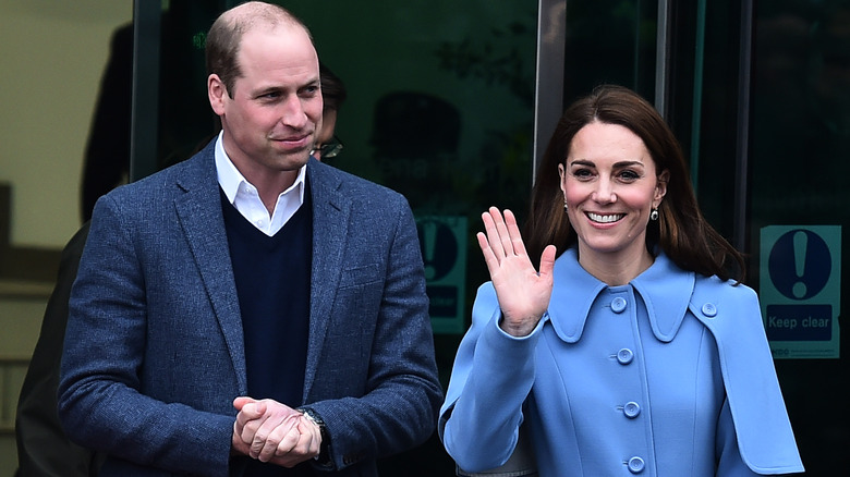 Le prince William et Kate Middleton saluant