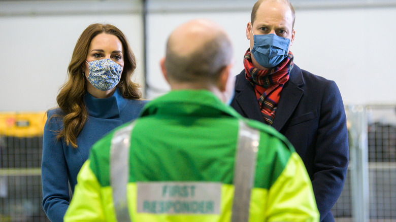 Kate Middleton et le prince William fronçant les sourcils derrière des masques faciaux