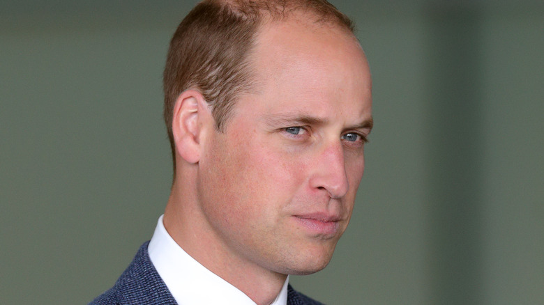 Prince William fronçant les sourcils 