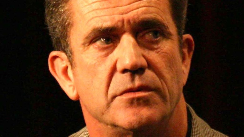 Mel Gibson les larmes aux yeux regardant à droite