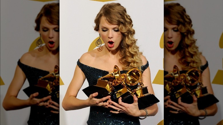 Taylor Swift posant avec les Grammy Awards dans la salle de presse lors de la 52e édition des GRAMMY Awards