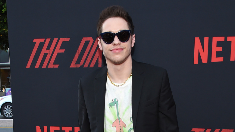 Pete Davidson pose avec des lunettes de soleil