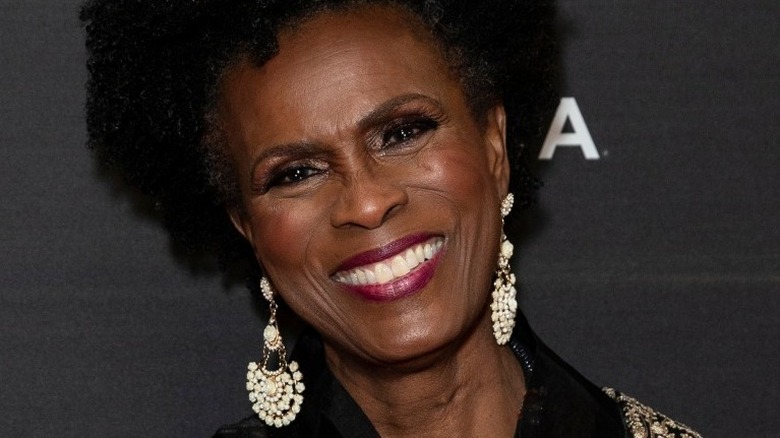 Janet Hubert souriante