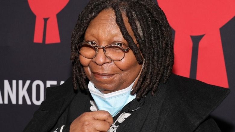 Whoopi Goldberg avec masque facial baissé